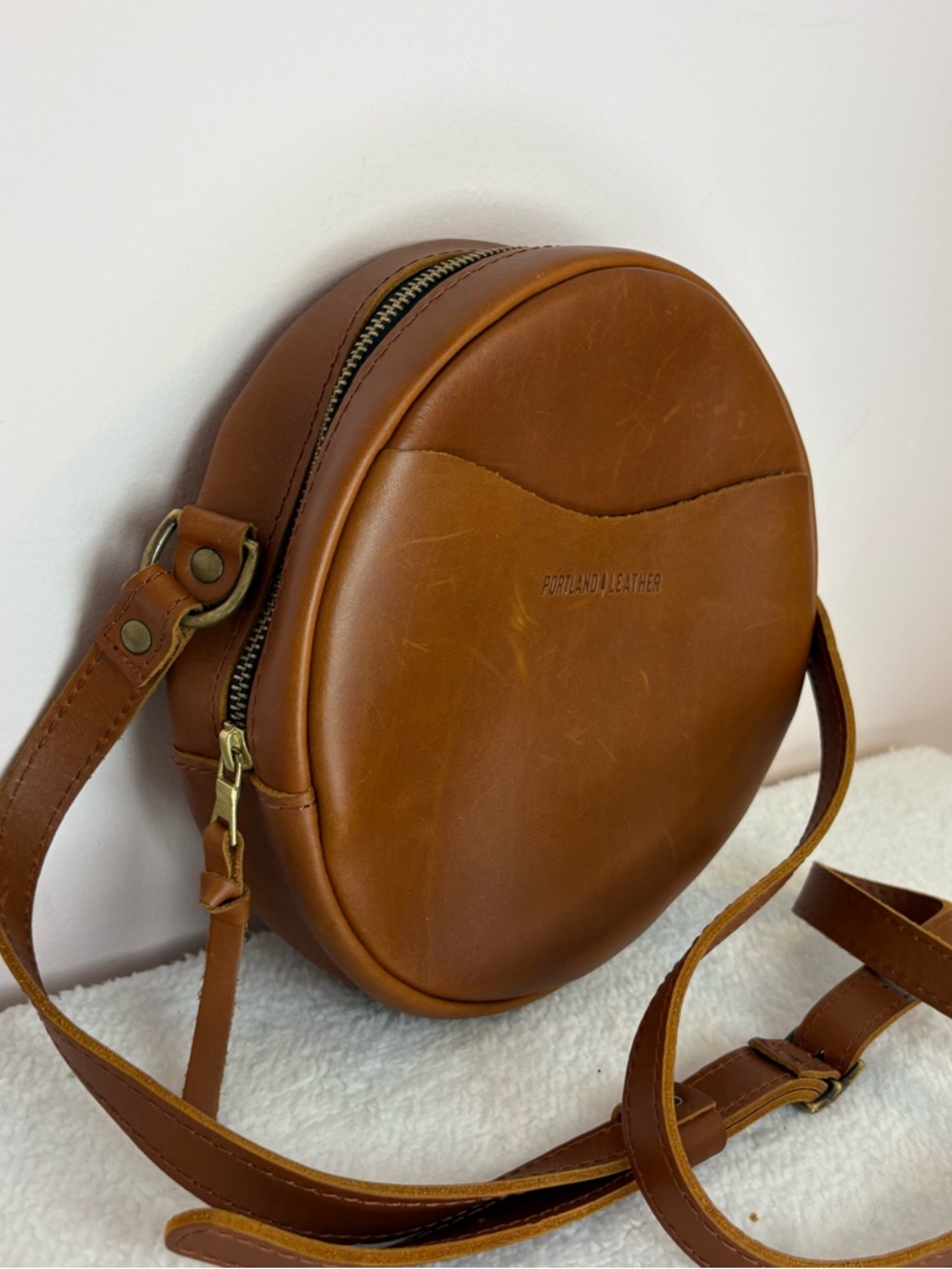 Portland Leather large circle in honey- excellent preloved condition - Picture 4 of 7